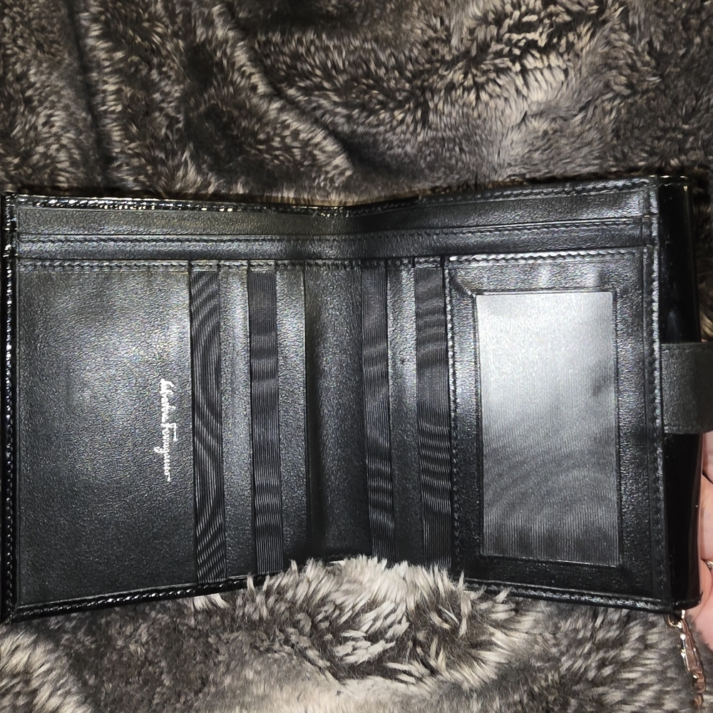 Salvatore Ferragamo patent leather wallet with a Gancini clasp and a chain strap - Picture 6 of 7